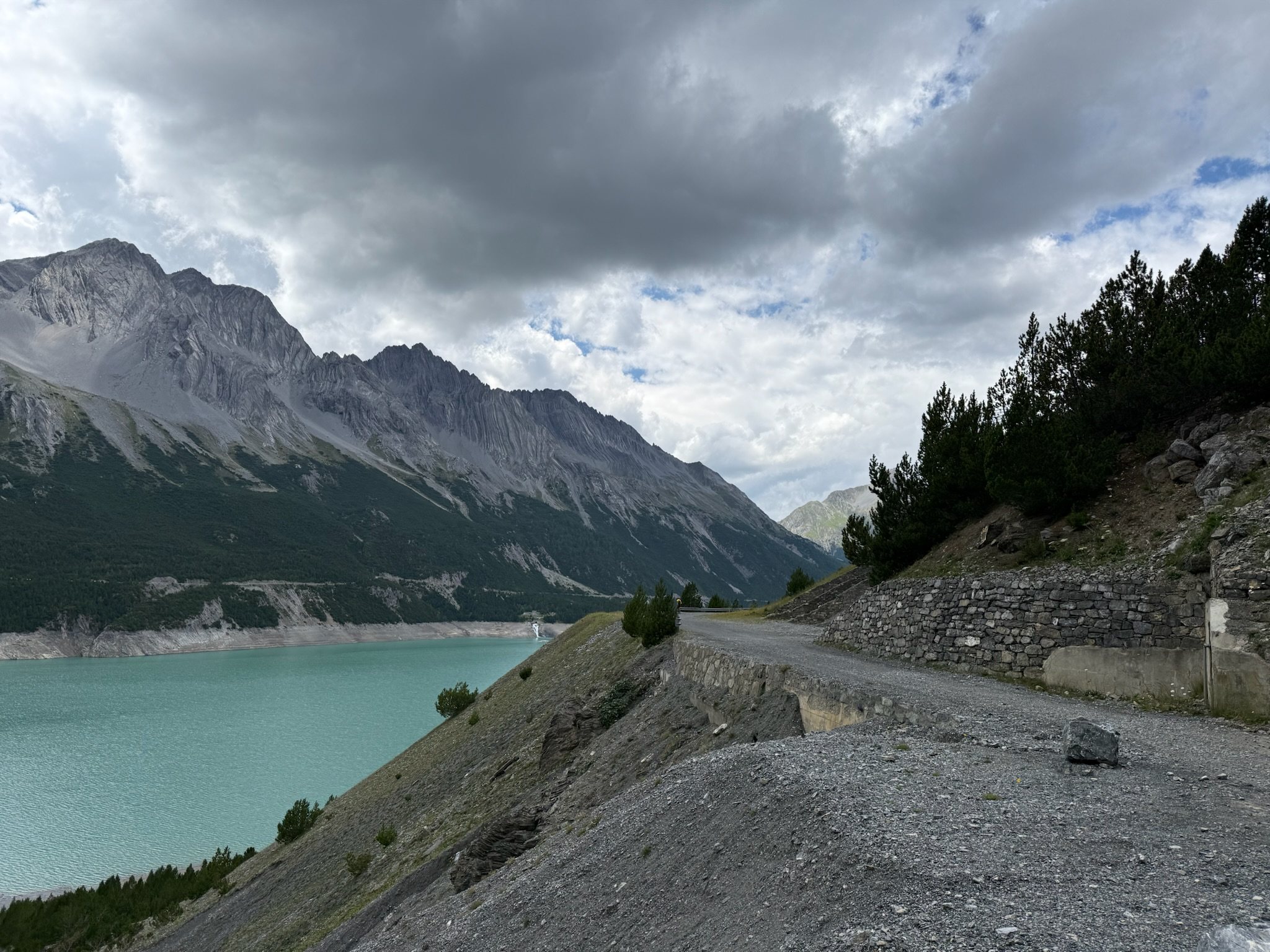 Turchese lago artificiale di Cancano lungo il percorso