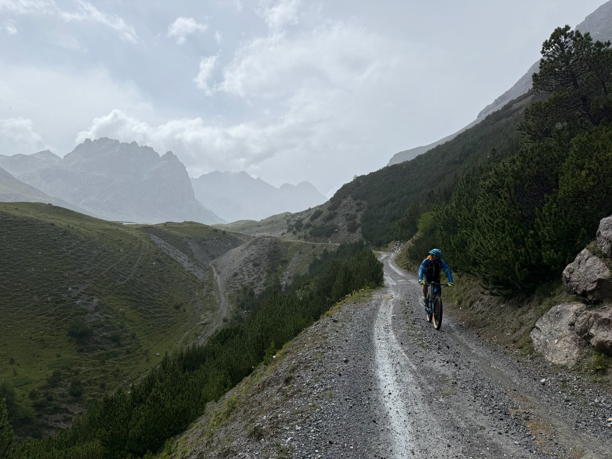 Strada sterrata sopra il lago artificiale con vista sulla valle