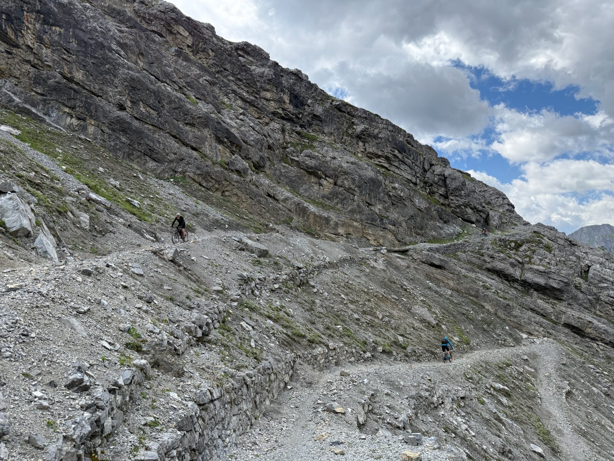 Mountain biker su un sentiero stretto al Passo Umbrail