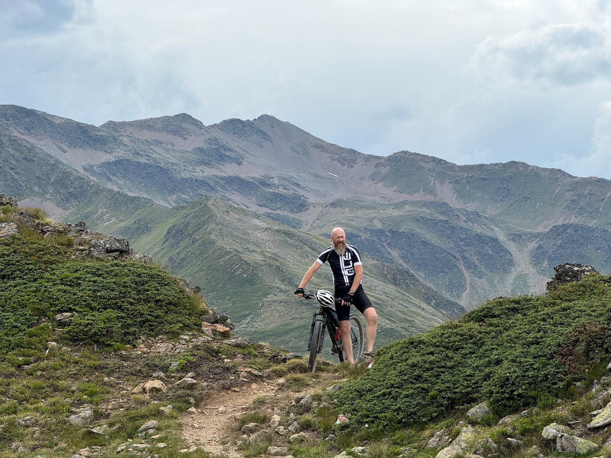 Mountain biker nella valle di Zerz presso Watles