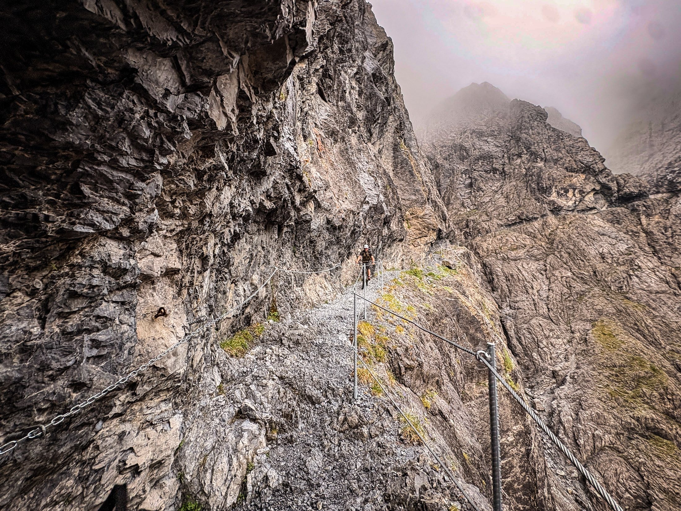 Stretto sentiero di montagna sul Goldseetrail sotto lo Stelvio