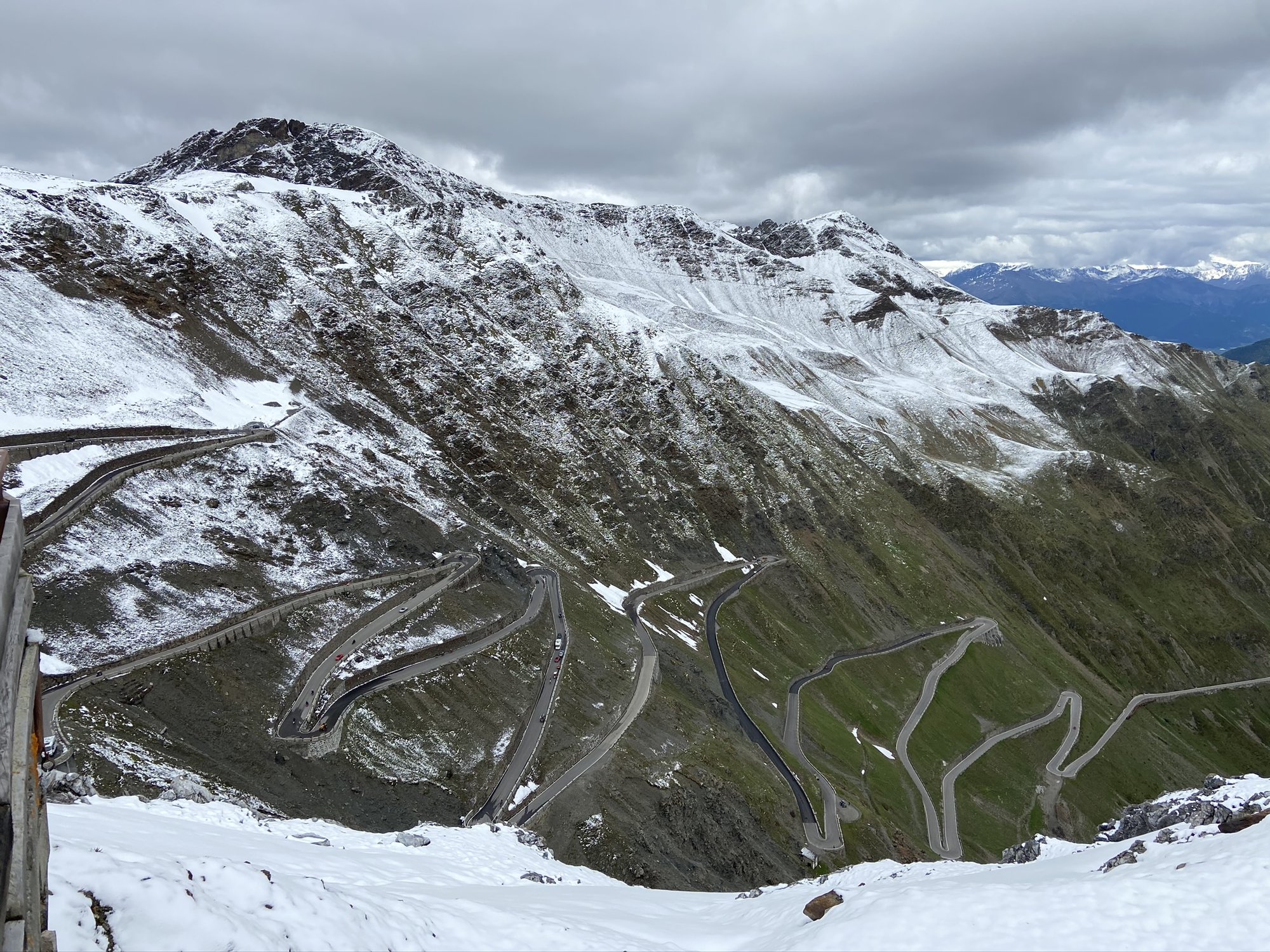 Strada a tornanti sul Passo Umbrail vista dall'alto