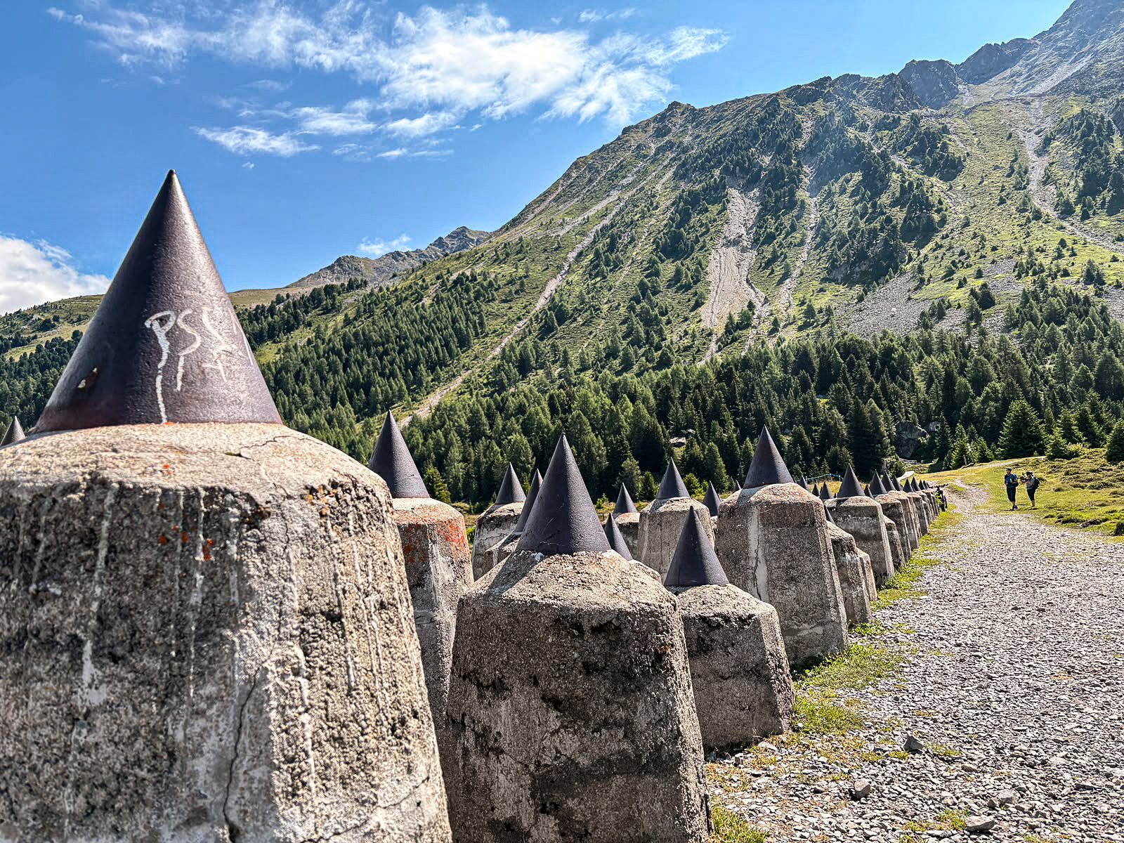 Fila di blocchi anticarro sull'altopiano di Plamort