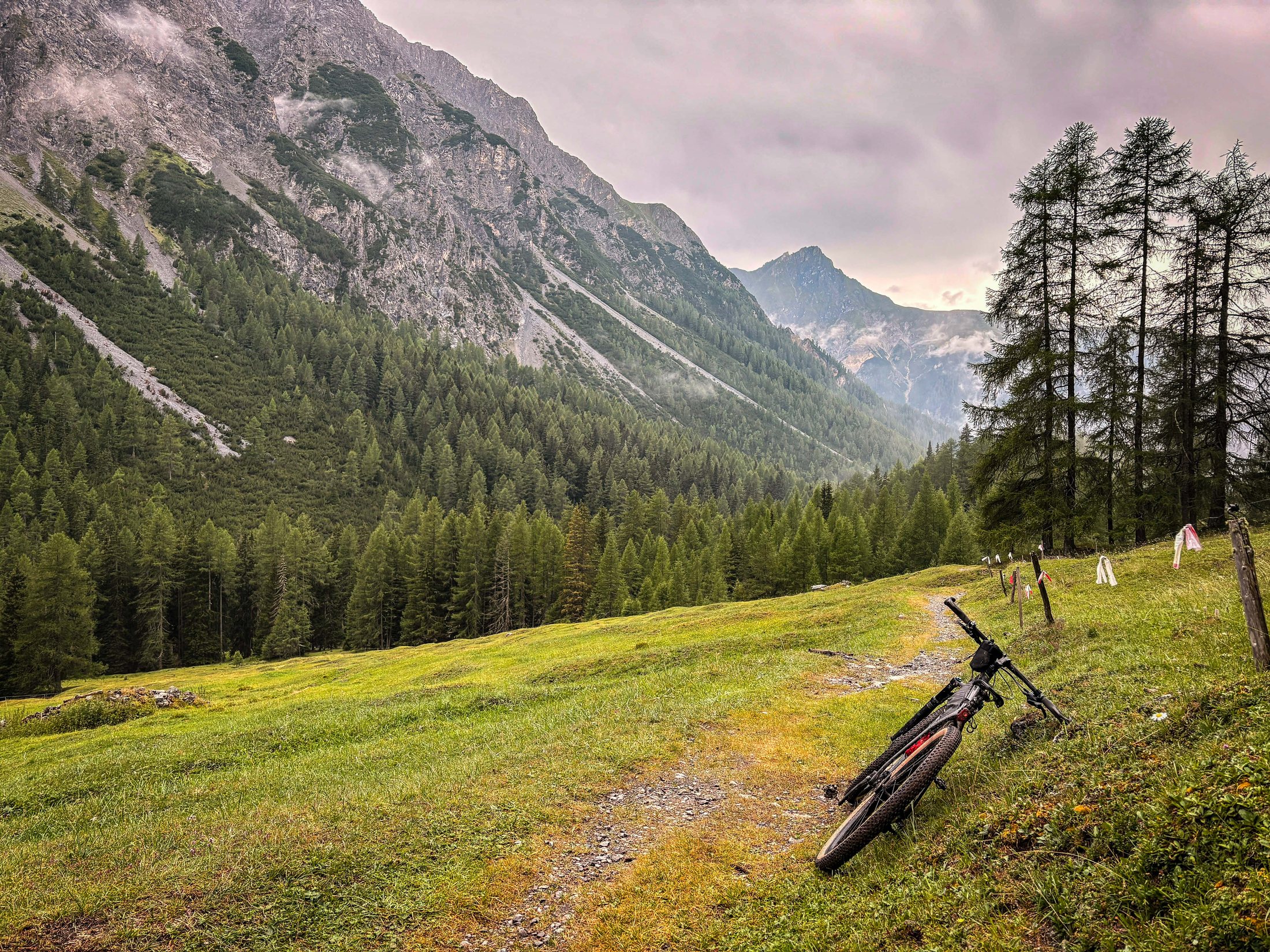 Mountain bike su un sentiero d'alpeggio nella valle di Zerz