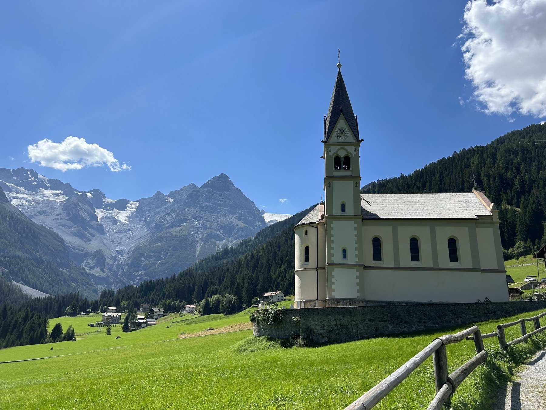 Chiesa di Trafoi davanti al ghiacciaio dell'Ortles