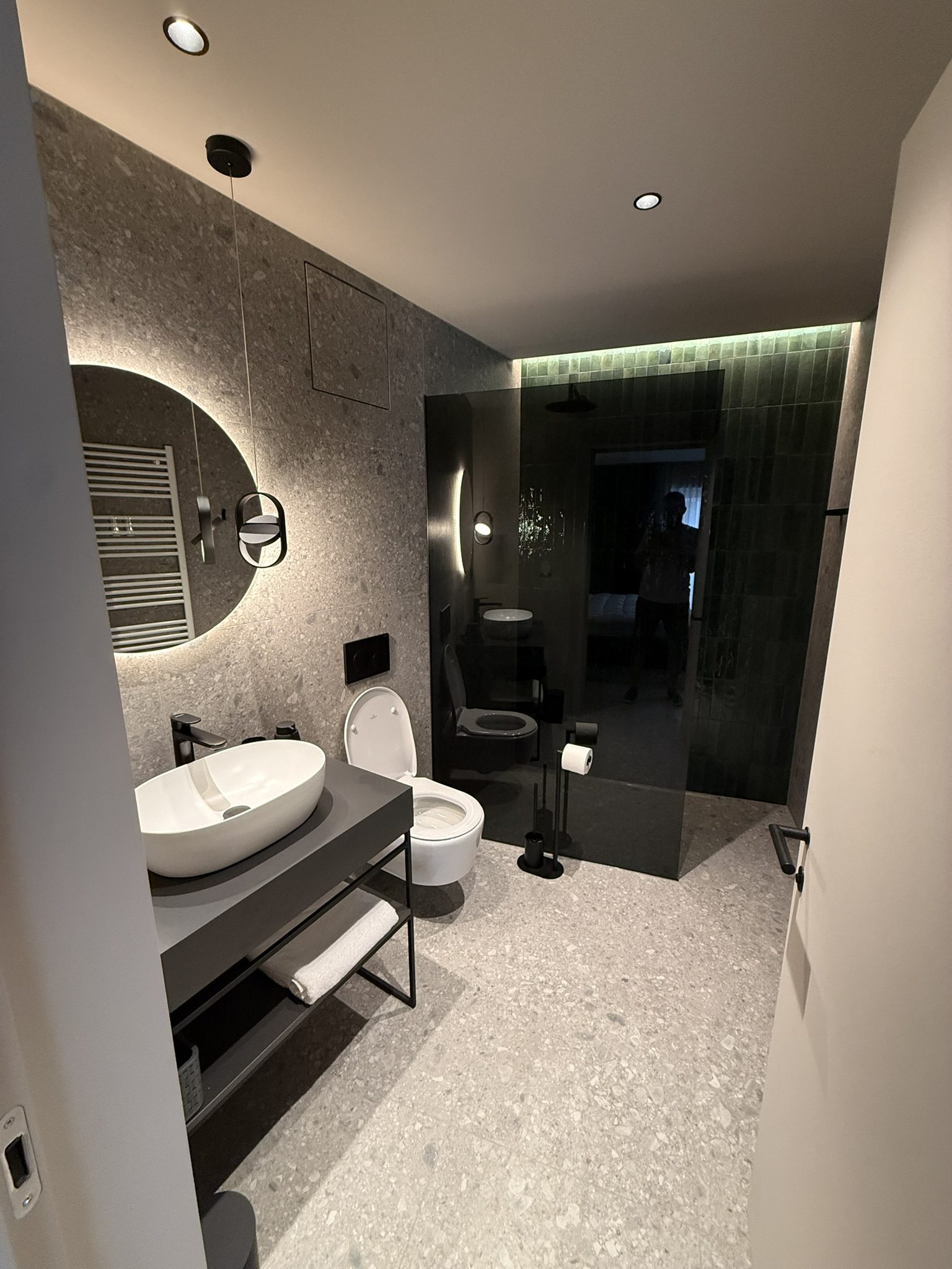 Bagno effetto pietra naturale con doccia walk-in