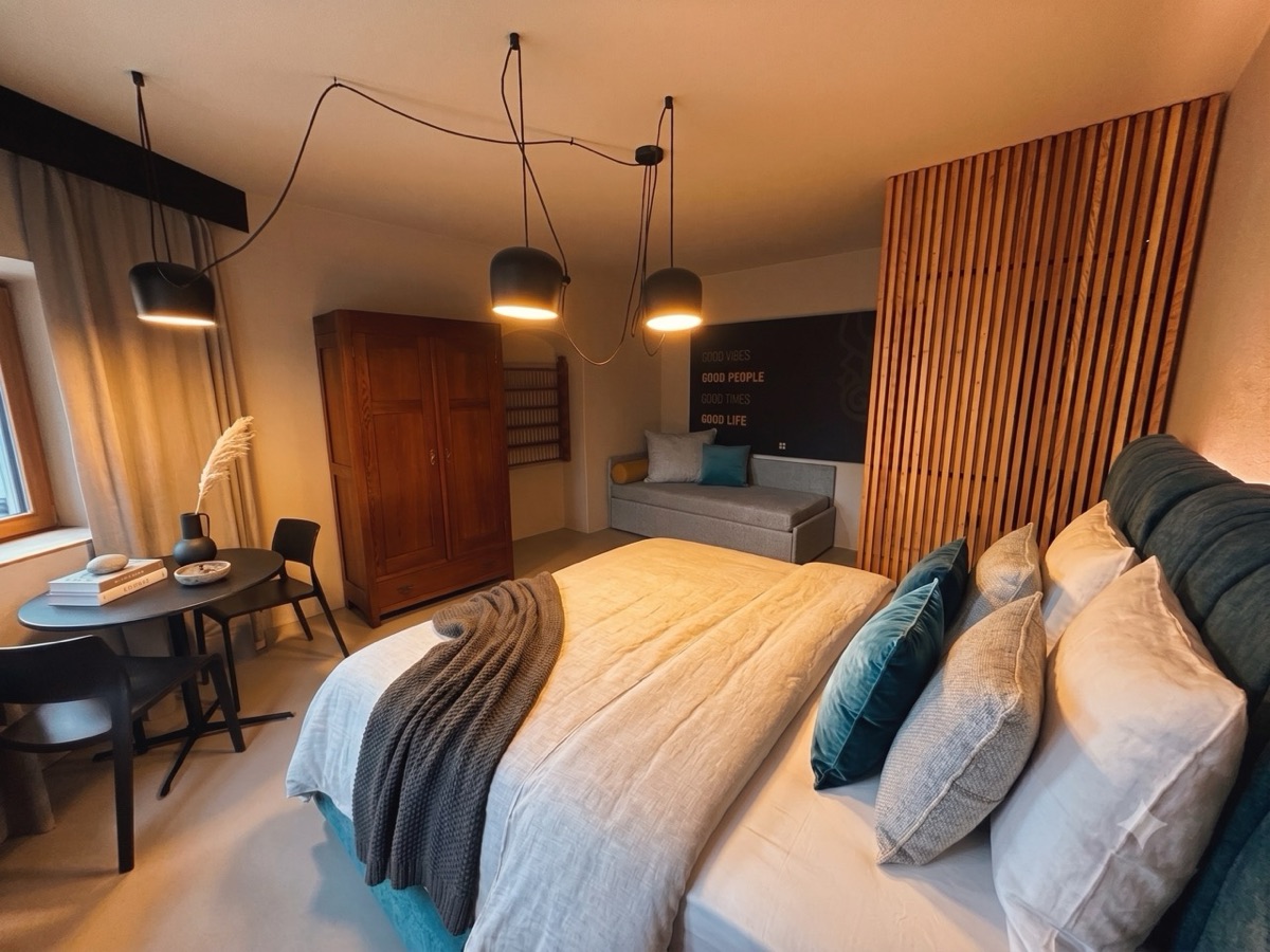 Seconda camera da letto con armadio e piccolo angolo salotto