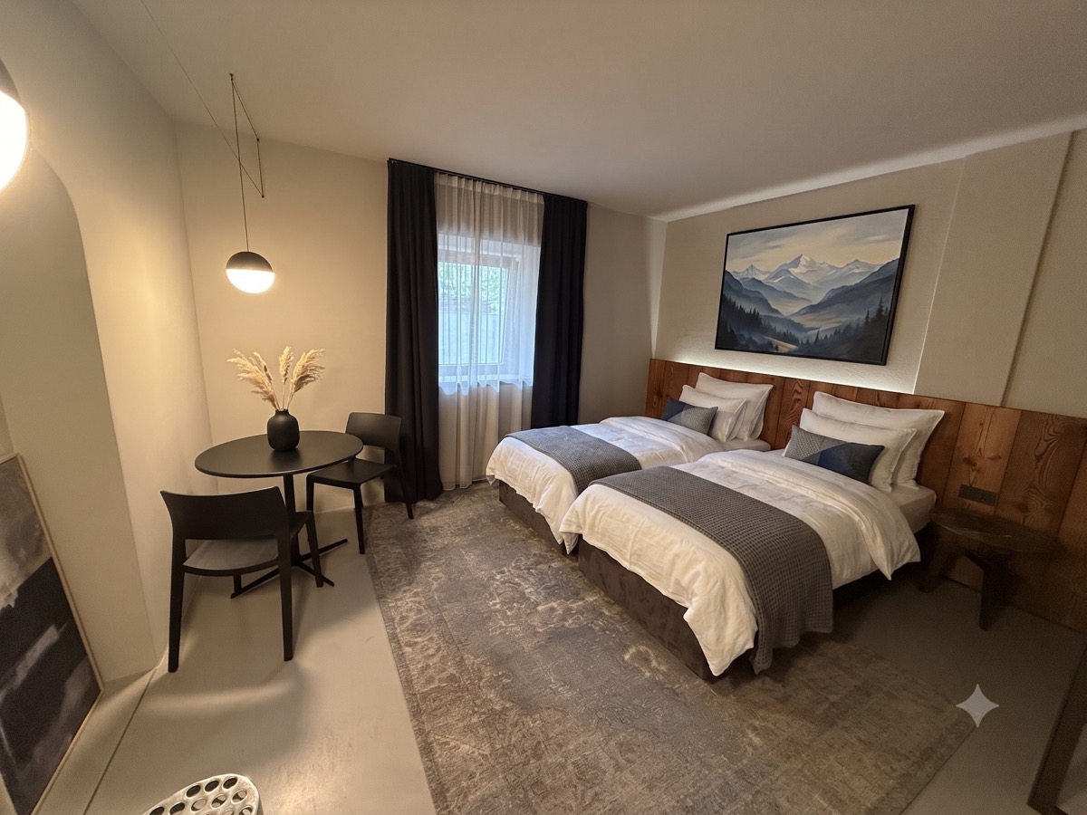 Camera da letto con letto in legno e angolo salotto
