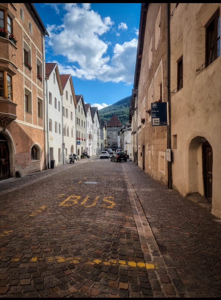 Vicolo nel centro storico di Glorenza con vista sulla porta cittadina