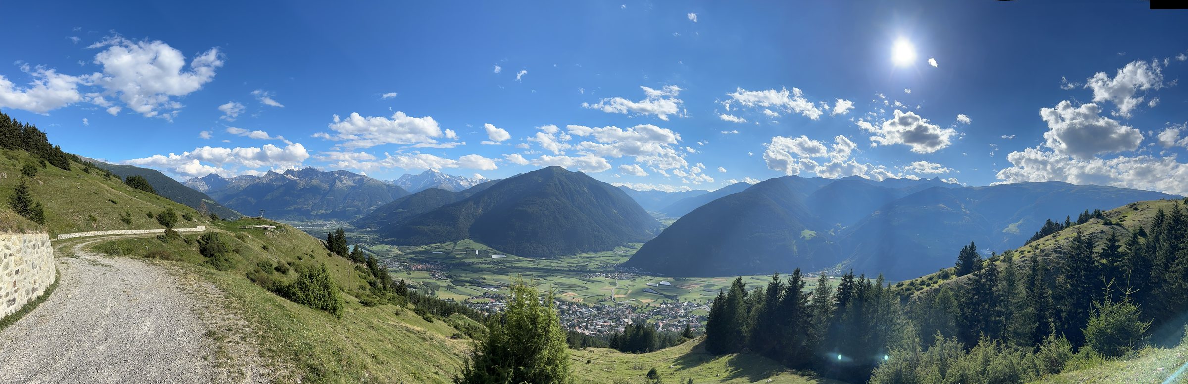 Vista panoramica sull'Alta Val Venosta da un sentiero di montagna